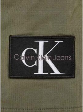 Bermuda Calvin Klein Washed Cargo verde per uomo.