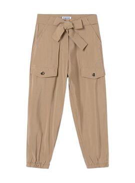 Pantaloni Mayoral con tasche color caramello per ragazze.