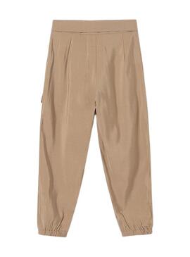 Pantaloni Mayoral con tasche color caramello per ragazze.