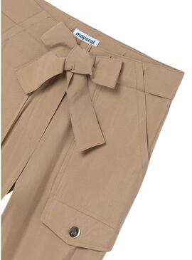 Pantaloni Mayoral con tasche color caramello per ragazze.