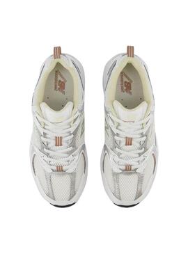 Sneakers New Balance bianche e beige 530 per donna.