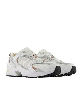 Sneakers New Balance bianche e beige 530 per donna.