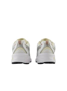 Sneakers New Balance bianche e beige 530 per donna.