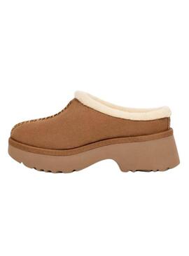 Zoccoli UGG New Heights color cammello per donna