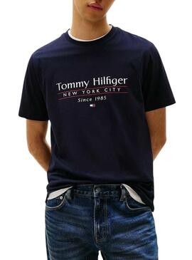 Maglietta Tommy Hilfiger Stack blu scuro per uomo.