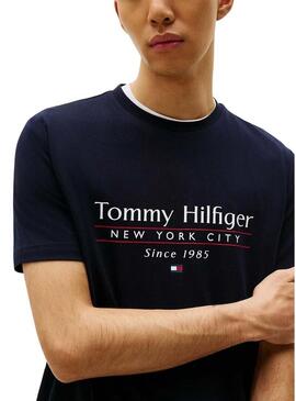 Maglietta Tommy Hilfiger Stack blu scuro per uomo.